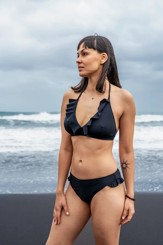 Classic bikini bottoms with frills Black - packshot